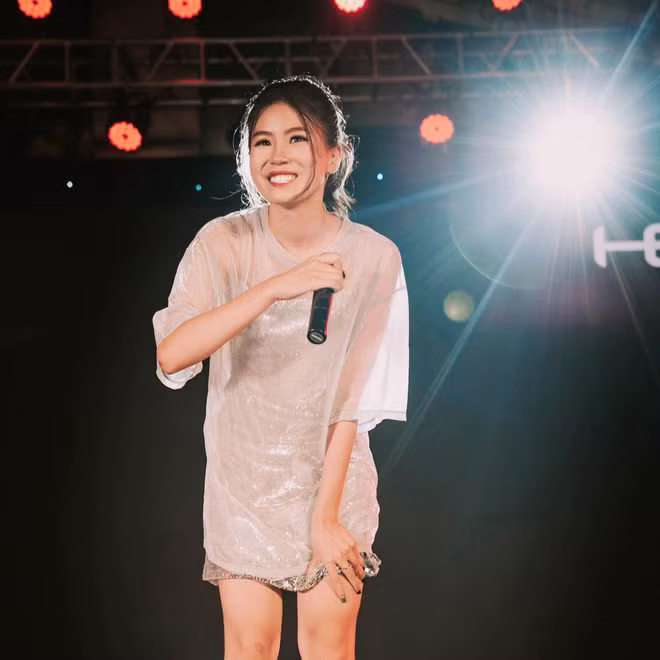 Pháo là nữ rapper nổi lên cùng chương trình King Of Rap và nhanh chóng thu hút được sự chú ý nhờ những tác phẩm như Ganh, 2 Phút Hơn..