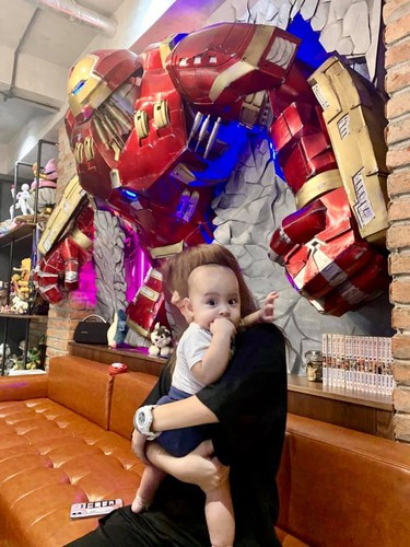 Không chỉ tới thăm nhà Độ Mixi, Hằng Phan còn thể hiện sự thân thiết với vợ chồng chàng streamer khi bế bé Nhu Nhi vô cùng tình cảm.