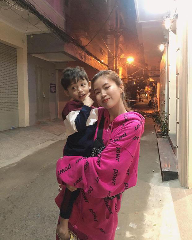 Rapper Pháo cũng là gái xinh từng khiến nhiều người chú ý khi tới thăm nhà streamer Độ Mixi. Khác với Hằng Phan bế bé Nhu Nhi thì Pháo lại bày tỏ tình cảm với bé Tùng "sói".