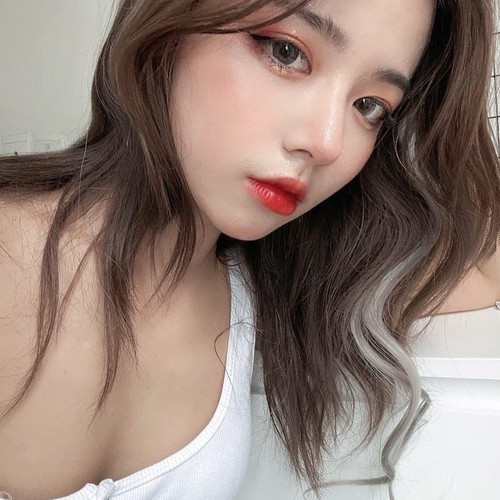 Hot girl Hằng Phan từng được nhiều người biết tới bằng danh hiệu "nữ thần" ảnh thẻ lẫn mặt mộc của trường ĐH Kinh tế Quốc dân.