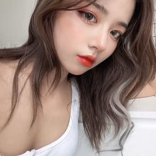 Hot girl Hằng Phan từng được nhiều người biết tới bằng danh hiệu "nữ thần" ảnh thẻ lẫn mặt mộc của trường ĐH Kinh tế Quốc dân.