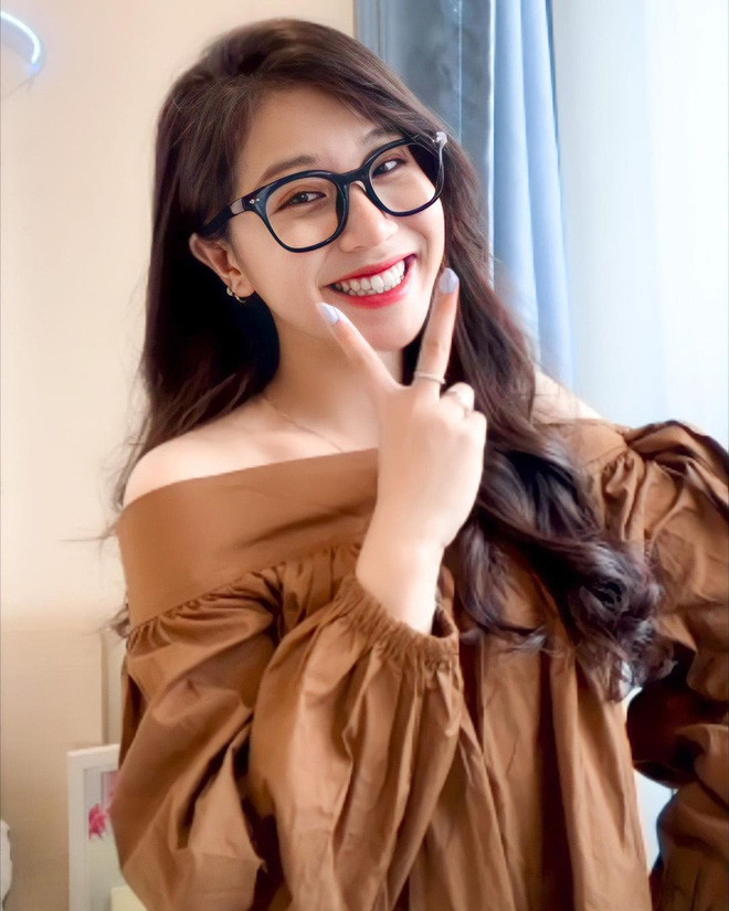 Không chỉ cùng quê Nghệ An với cô Minh Thu mà Vân Chòe còn sở hữu vẻ ngoài xinh xắn, phong cách hoạt bát và nụ cười rạng rỡ không hề kém cạnh chút nào.