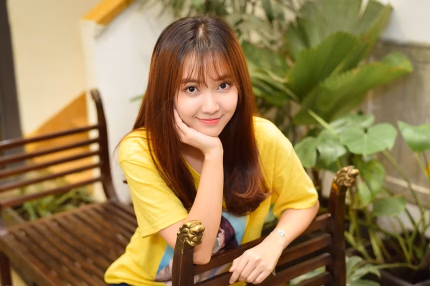 Trên trang cá nhân, Jang Mi thường xuyên chia sẻ hình ảnh xinh đẹp của mình. Nhiều người nhận xét cô nàng ngày càng gợi cảm, quyến rũ.