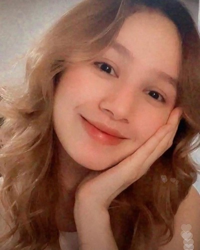 Được mệnh danh là “tượng đài nhan sắc" của các hot girl mạng, Xoài Non sở hữu khuôn mặt hoàn hảo với V-line thon gọn, ngũ quan "lai Tây" cực kỳ nổi bật. Đồng thời, các lớp trang điểm kỹ càng càng tôn lên vẻ đẹp mê người của hot girl.