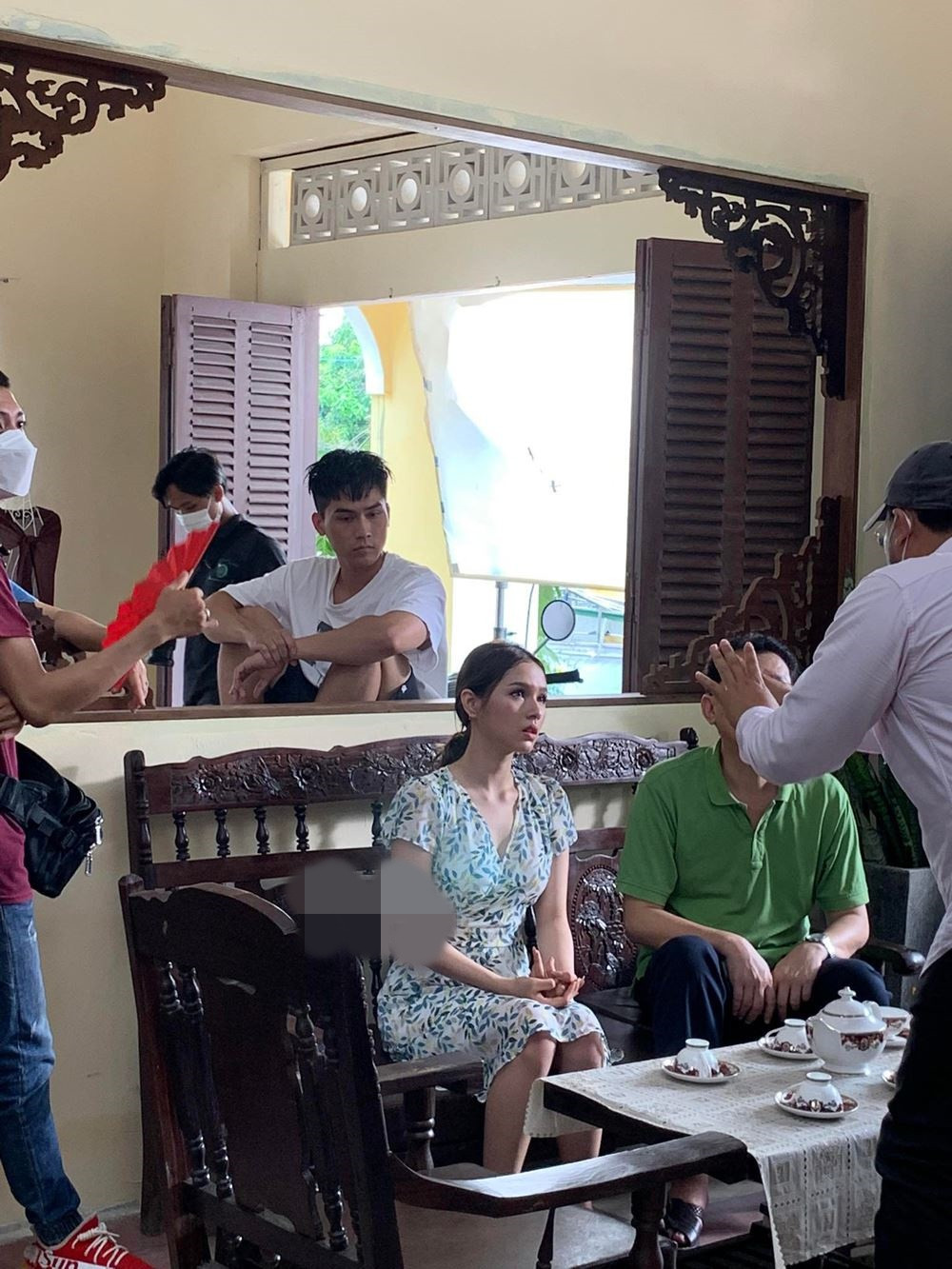 Trong một vài hình ảnh khác được tiết lộ trước đó, Xoài Non và Gia Huy cùng tham gia phim Tết "Thấy Mai Là Thấy Tết" của đạo diễn Văn Công Viễn.