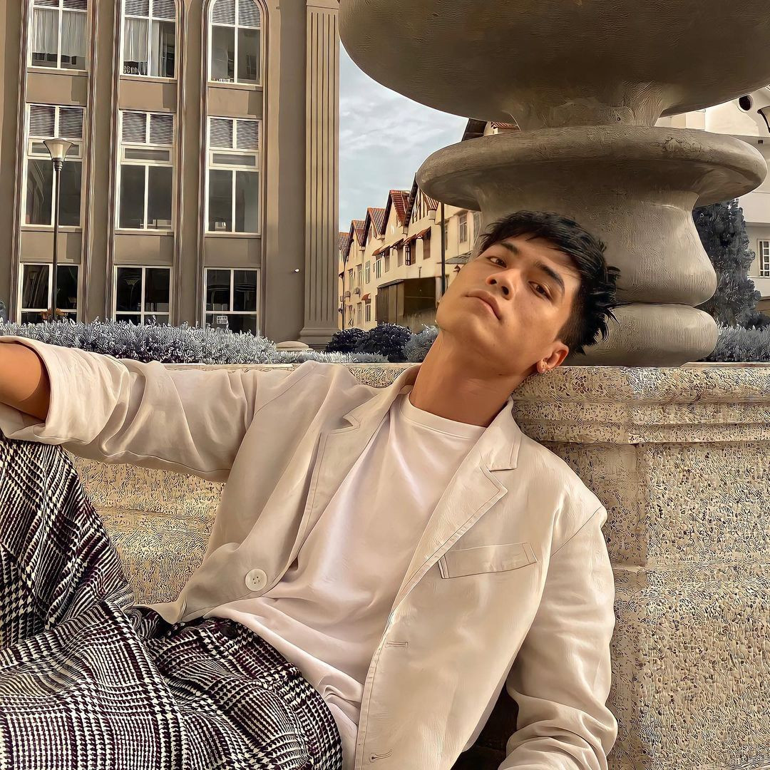 Theo tìm hiểu, anh chàng đẹp trai xuất hiện bên cạnh vợ streamer giàu nhất Việt Nam là Võ Điều Gia Huy, một diễn viên tự do kiêm người mẫu lookbook.