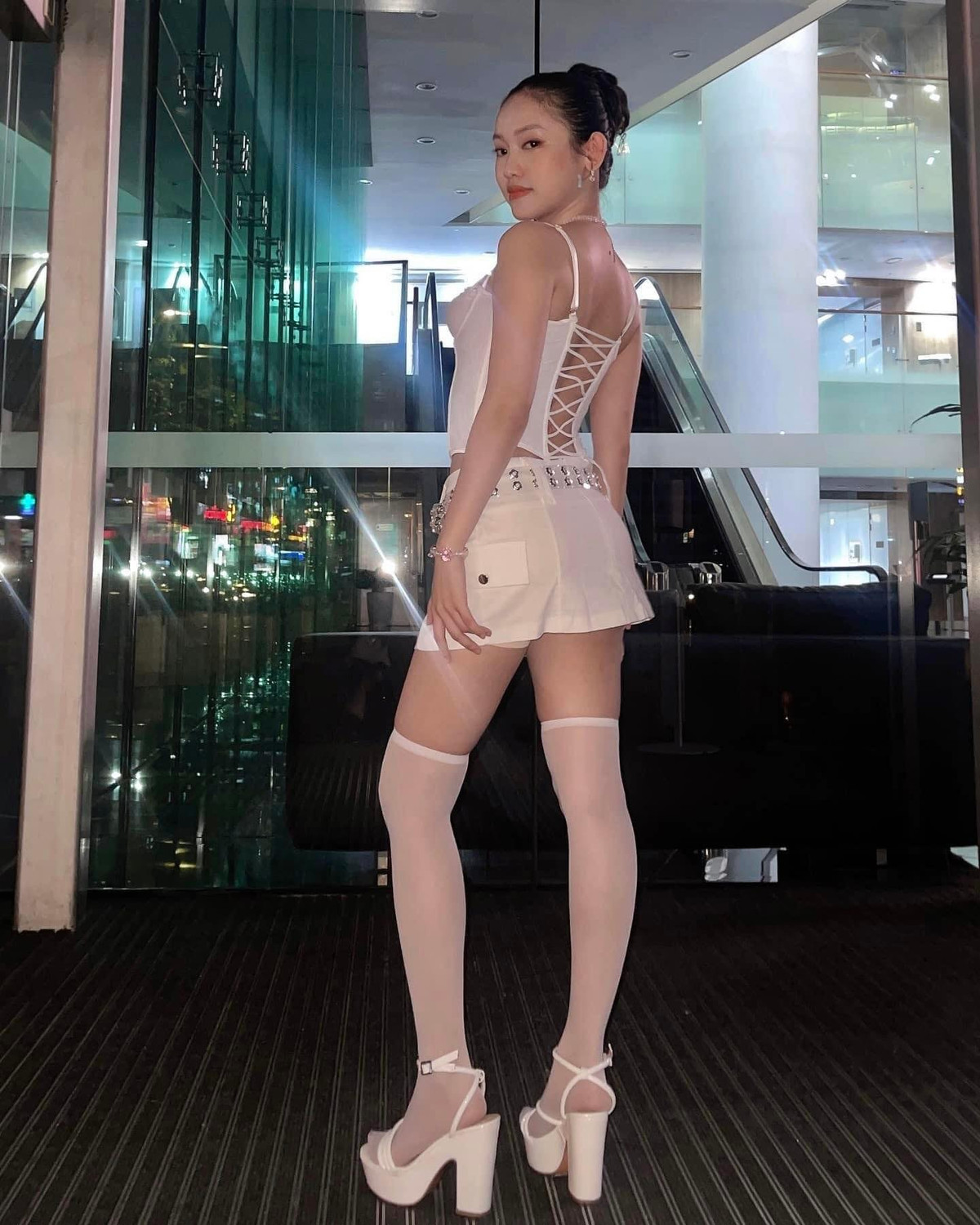 Ngoài ra, hot girl Cà Mau còn sở hữu phong cách thời trang ấn tượng, hàng hiệu đắt đỏ và có cả nhà, xe sang khi tuổi đời còn rất trẻ.