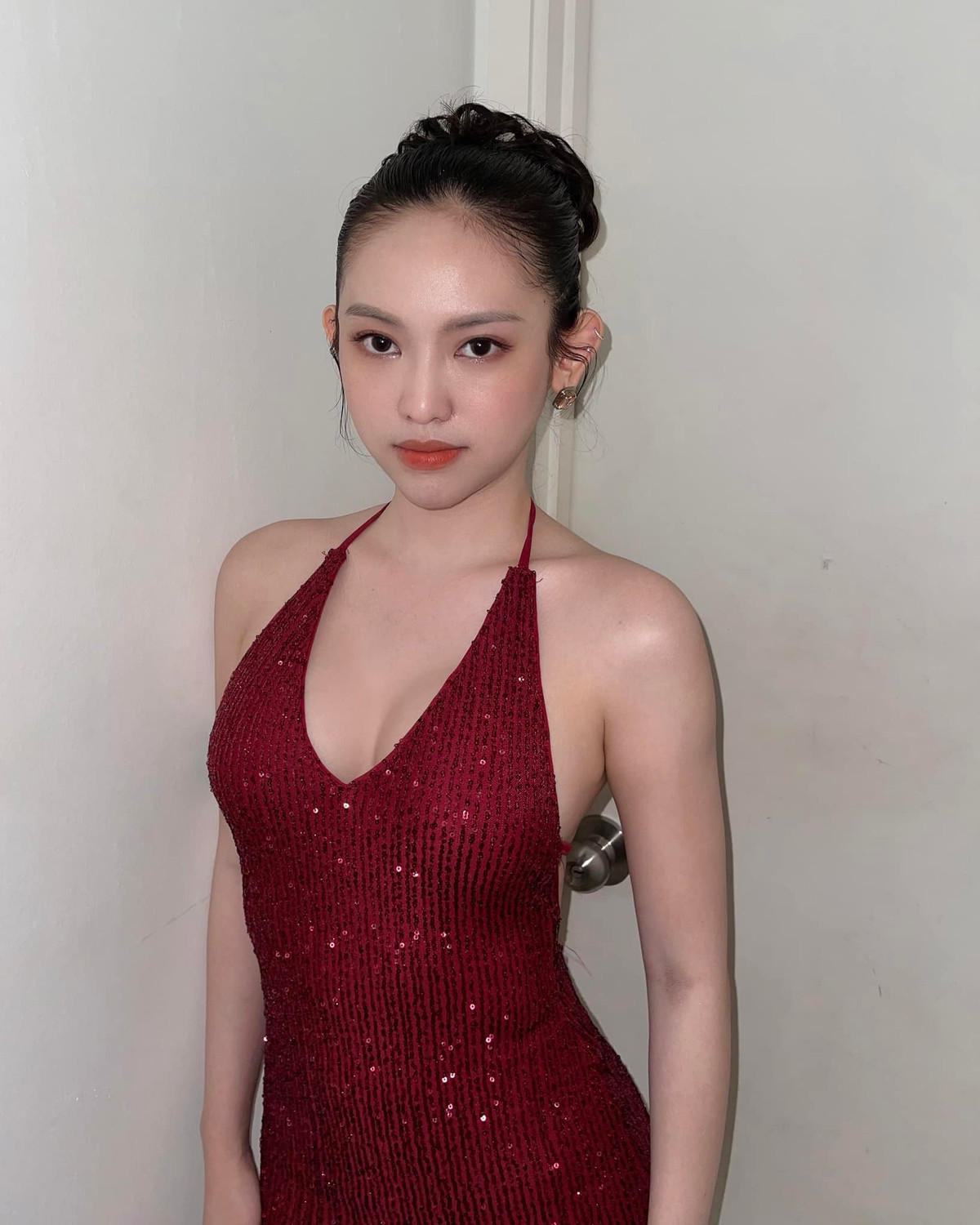 Thế nhưng, không phải xu hướng nào cũng được Thuý Vi lăng xê thành công. Bởi cách kết hợp chưa ăn nhập, xuất hiện ở những không gian chưa phù hợp ... khiến trang phục cô mặc không được đánh giá cao.