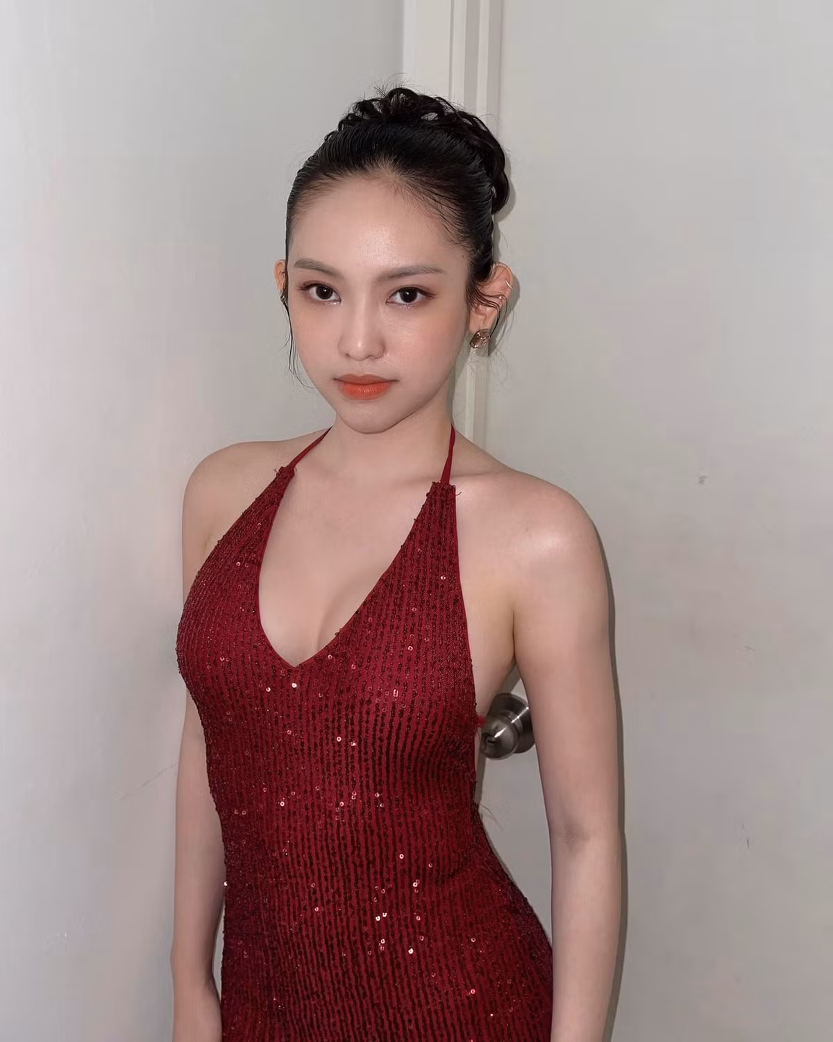 Thế nhưng, không phải xu hướng nào cũng được Thuý Vi lăng xê thành công. Bởi cách kết hợp chưa ăn nhập, xuất hiện ở những không gian chưa phù hợp ... khiến trang phục cô mặc không được đánh giá cao.