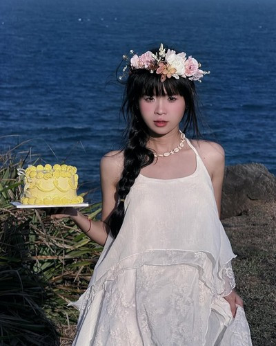 Ngoài đời, cô có phong cách trẻ trung, năng động nên không nhiều người biết cô nàng sinh năm 1994.