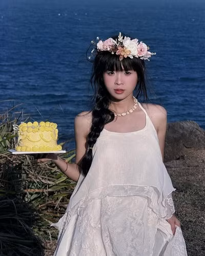 Ngoài đời, cô có phong cách trẻ trung, năng động nên không nhiều người biết cô nàng sinh năm 1994.