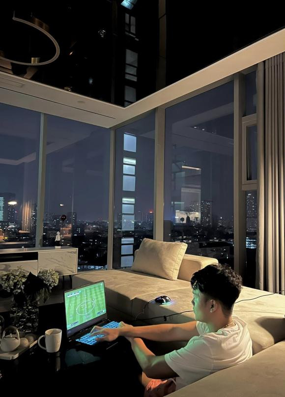 Ngoài ra, nam cầu thủ gốc Tuyên Quang còn sở hữu một căn chung cư với view siêu đẹp.