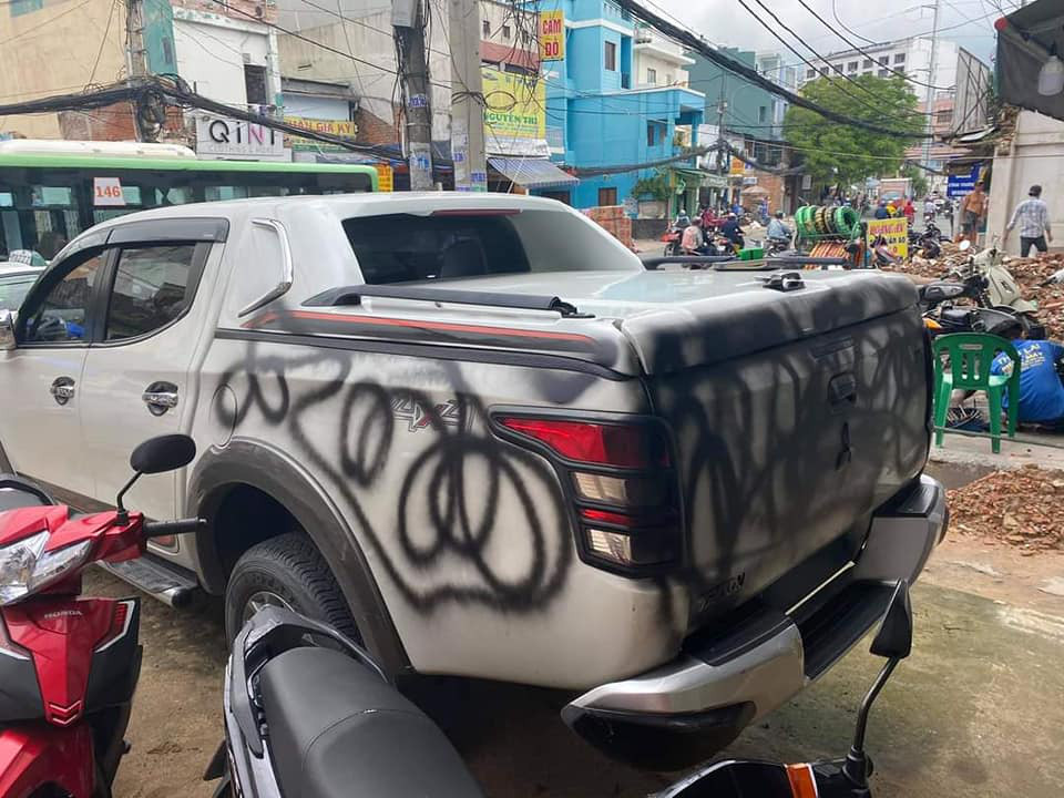 Chỉ vì đỗ xe chắn của đi lại của nhà dân mà một chiếc xe bán tải phải nhận hậu quả.