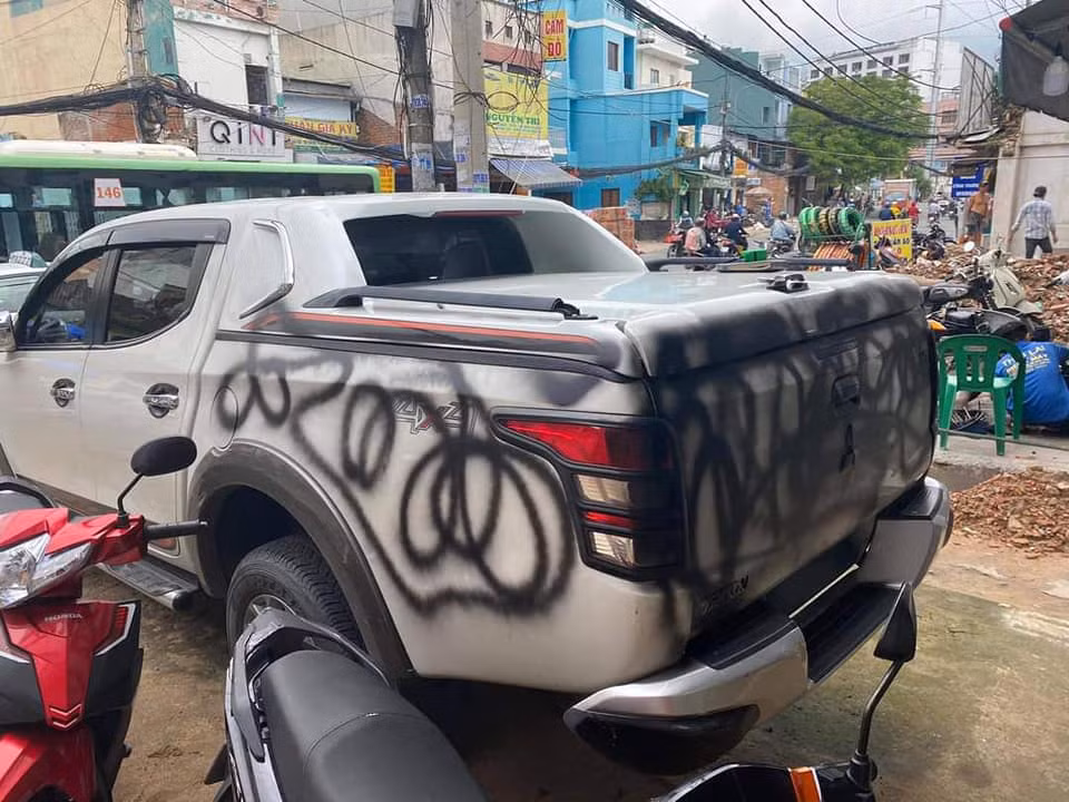 Chỉ vì đỗ xe chắn của đi lại của nhà dân mà một chiếc xe bán tải phải nhận hậu quả.