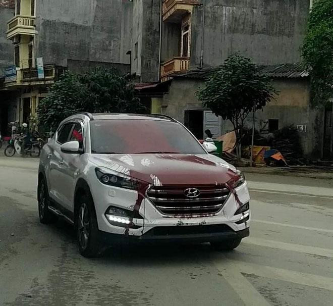 Hình ảnh ghi lại, xế hộp bị đổ sơn đỏ toàn bộ phần nắp, capo và cửa xe.