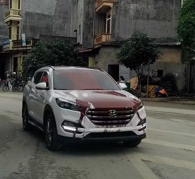 Hình ảnh ghi lại, xế hộp bị đổ sơn đỏ toàn bộ phần nắp, capo và cửa xe.