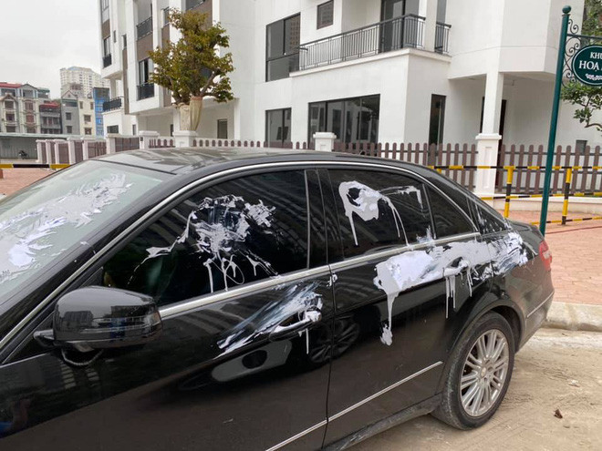 Chỉ vì đỗ ngang ngược trước cửa nhà, một chiếc ô tô bị hắt sơn.