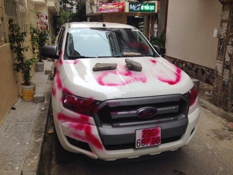 Một chiếc ô tô bị xịt sơn 2 chữ "đỗ ngu" gây xôn xao trên mạng xã hội.