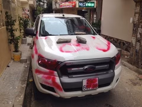 Một chiếc ô tô bị xịt sơn 2 chữ "đỗ ngu" gây xôn xao trên mạng xã hội.