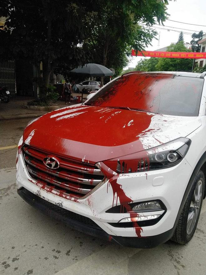 Ngay khi xuất hiện, nhiều người tò mò về nguyên nhân vụ việc chiếc ô tô bị hất sơn đỏ.