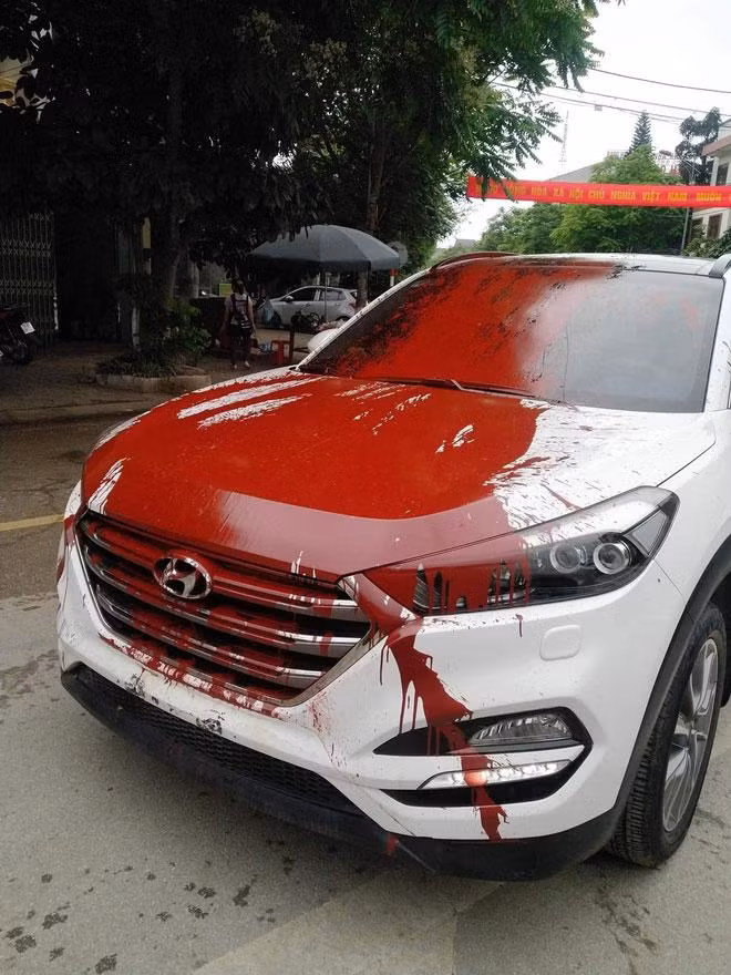 Ngay khi xuất hiện, nhiều người tò mò về nguyên nhân vụ việc chiếc ô tô bị hất sơn đỏ.