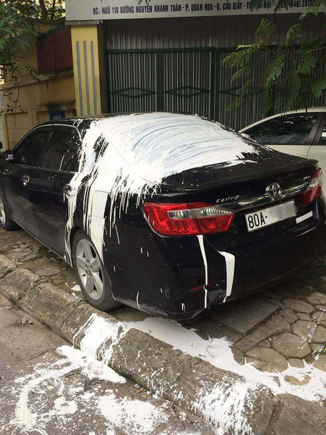 Trước đó, trên mạng xã hội cũng xuất hiện không ít trường hợp chủ xe chỉ biết khóc ròng khi xế xịn của mình bị người khác "xử đẹp".