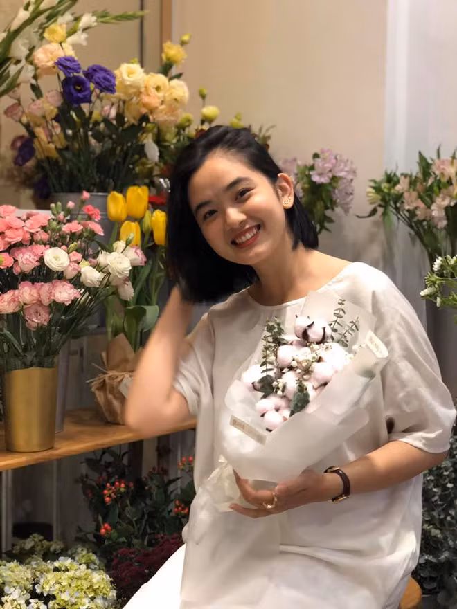 Xinh xắn, dễ thương lại gần gũi như Xuân chắc hẳn nhiều chàng trai "cảm nắng" lắm. Tuy nhiên xin chia buồn với mọi người là hot girl này đã có bạn trai.