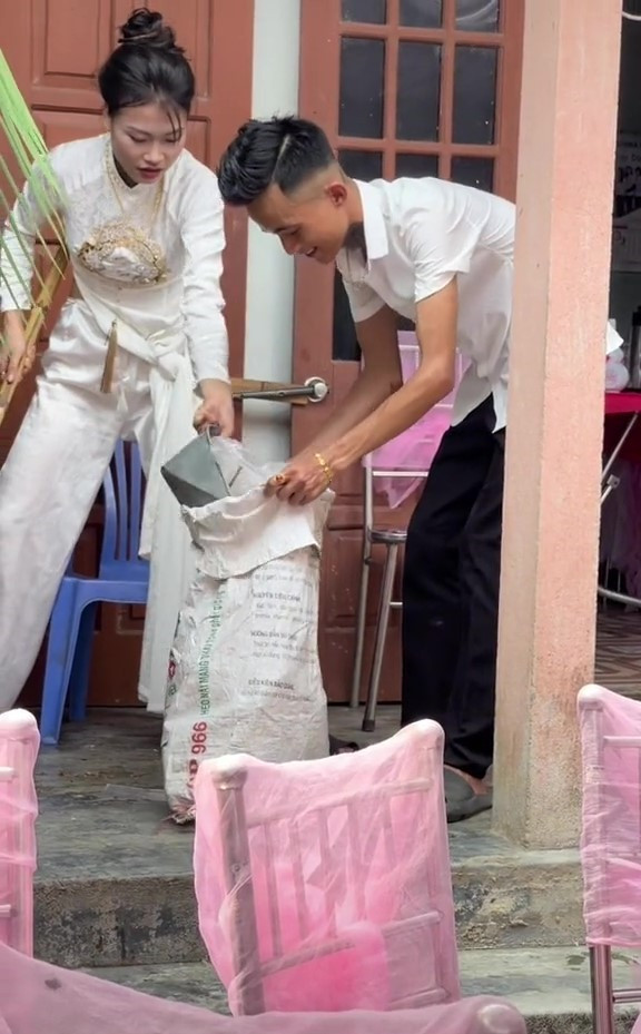 Mới đây, một nàng dâu mới về nhà chồng đã đăng tải hình ảnh mình cùng chồng tất tả dọn sạch nhà cửa sau đám cưới đã khiến người xem được một phen cười nghiêng ngả vì độ lầy lội của cặp đôi này.