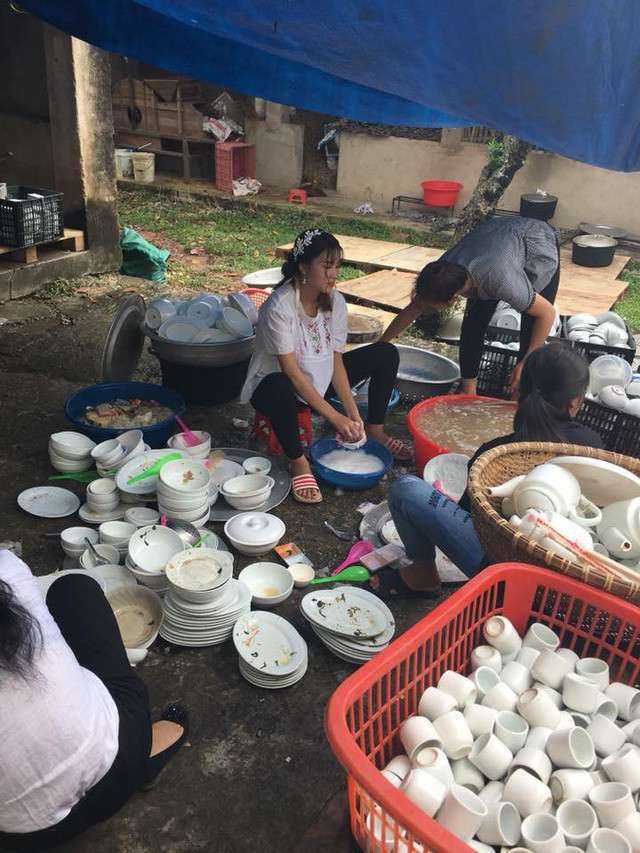 Thực tế, có lẽ hầu hết các nàng dâu mới về đều sẽ phải xắn tay áo, dọn lại nhà cửa hoặc rửa vài mâm bát sau bữa cỗ chiều.