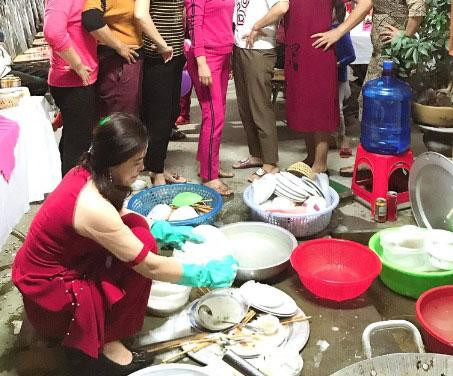 Một số khác lại cho rằng sau đám cưới, nhà cửa vốn rất bừa bãi, cô dâu tranh thủ dọn cùng cả nhà thì cũng chẳng sao, không thể để bố mẹ chồng dọn một mình.