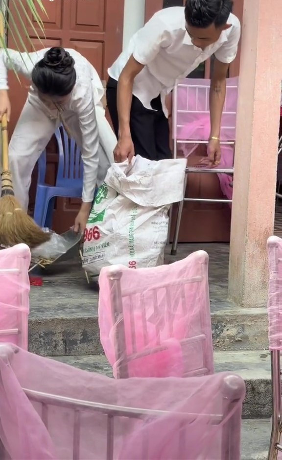 Có lẽ, hai vợ chồng đang tranh thủ dọn dẹp sau khi khách ra về để nhà cửa trông ngăn nắp, gọn gàng hơn.