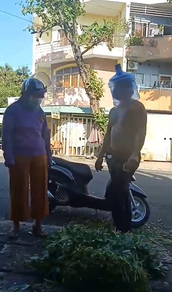 Dù vào nhà, ngồi chờ trông quán hay bán rau cho khách… Minh Râu đều mang kính chống giọt bắn tự chế và đeo khẩu trang một cách nghiêm túc.