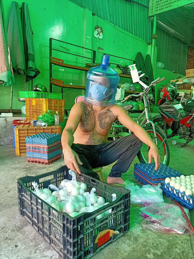 Theo đó, ông chủ sạp rau hot nhất mạng xã hội cắt phần đáy bình rồi đội lên đầu để phòng chống dịch.