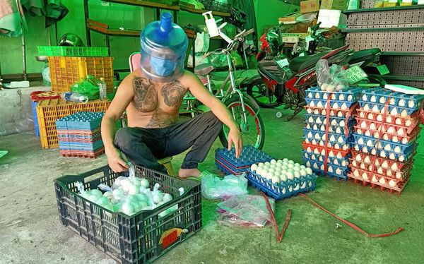 “Ông chủ sạp rau” Minh Râu có lẽ là cái tên không còn quá xa lạ đối với nhiều dân mạng nhờ cách làm từ thiện độc đáo của mình.