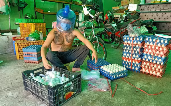 “Ông chủ sạp rau” Minh Râu có lẽ là cái tên không còn quá xa lạ đối với nhiều dân mạng nhờ cách làm từ thiện độc đáo của mình.