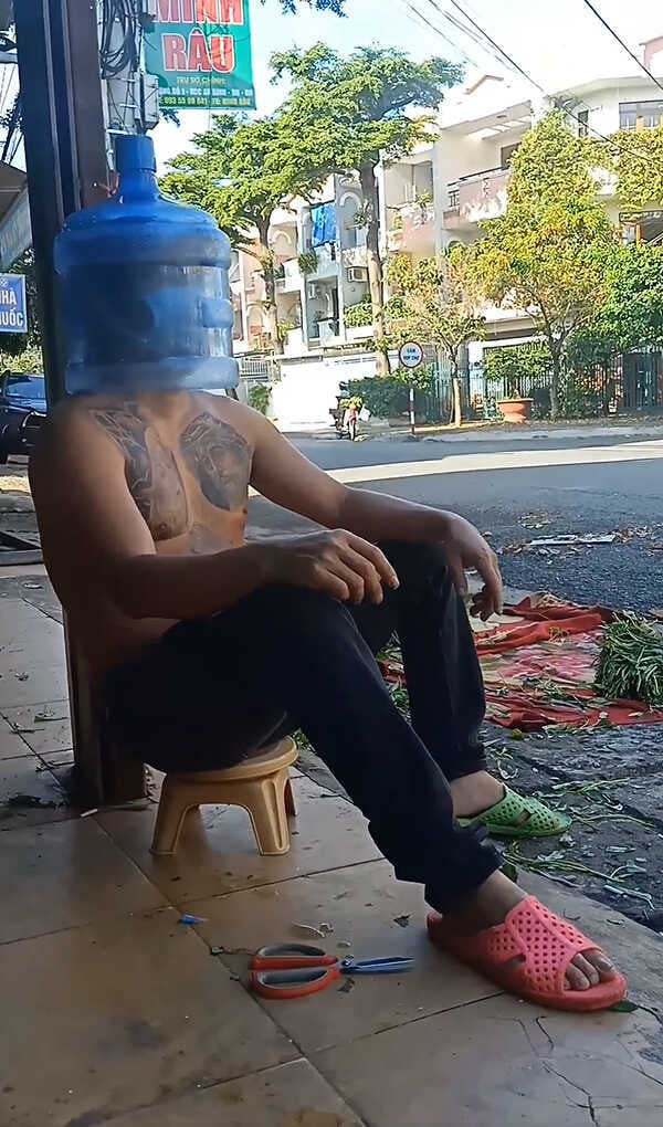 Dáng đi của ông chủ bán rau khi đội thêm bình nước trên đầu quả thực rất đáng yêu thu hút sự chú ý lớn.