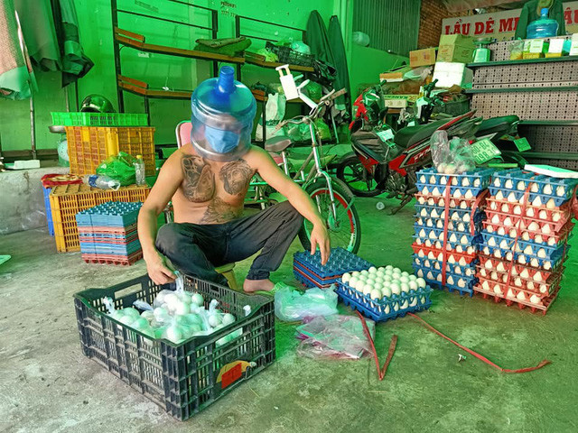 Mới đây, một lần nữa chủ sạp rau từ thiện Minh Râu lại gây sốt cộng đồng mạng khi đăng video clip chia sẻ anh "tự chế" kính chống giọt bắn bằng bình nước đã hết.