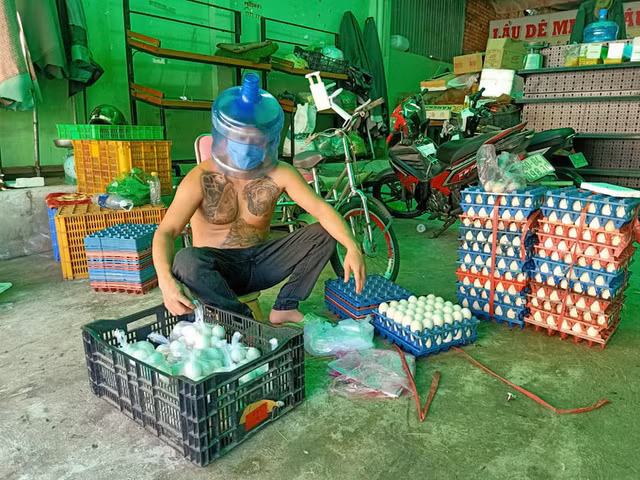 Mới đây, một lần nữa chủ sạp rau từ thiện Minh Râu lại gây sốt cộng đồng mạng khi đăng video clip chia sẻ anh "tự chế" kính chống giọt bắn bằng bình nước đã hết.