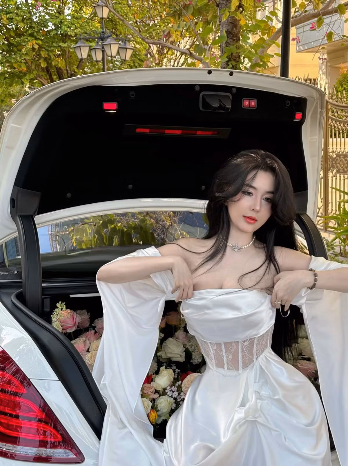 Võ Ngọc Trân (sinh năm 2001) được mệnh danh là "hot girl số 1 Sài thành". Cô nàng nổi tiếng từ khi còn là học sinh cấp ba với gương mặt xinh đẹp, vóc dáng gợi cảm.