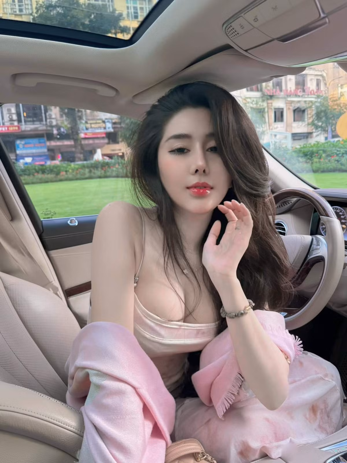 Thành tựu của Ngọc Trân ở tuổi 22 khiến nhiều người ngưỡng mộ. Cô nàng tự mua nhà 7 tỷ đồng ở tuổi 20, có 4 cửa hàng online và số dư tiền tỷ.