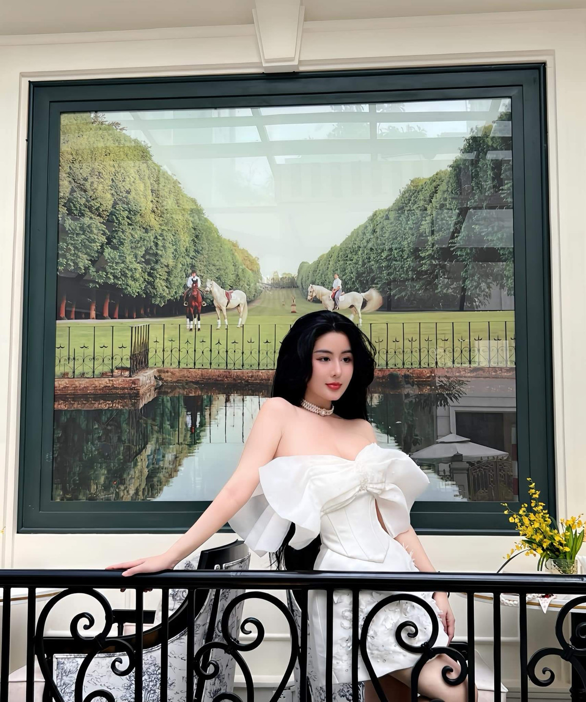 Tốt nghiệp cấp ba, Ngọc Trân trở thành sinh viên của trường Đại học Ngoại ngữ - Tin học TP. HCM (HUFLIT). Sức hút của nàng hot girl Sài thành không hề suy giảm. Cô nàng thậm chí càng được chú ý hơn nhờ thay đổi phong cách ngoạn mục.