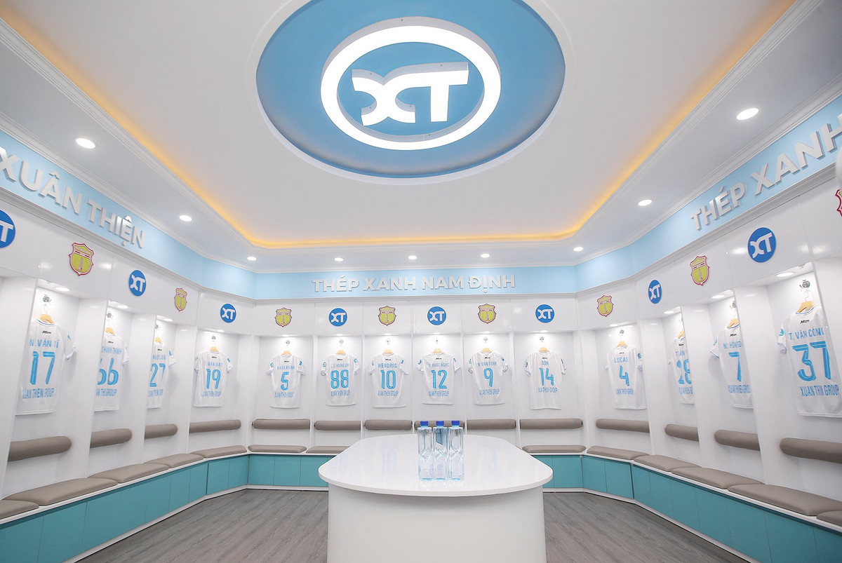 Trong thời gian V-League tạm nghỉ nhường thời gian cho U23 Việt Nam tập trung, CLB Thép xanh Nam Định đã khiến người hâm mộ choáng ngợp trước sự đổi mới ở phòng chức năng cũng như mặt sân.