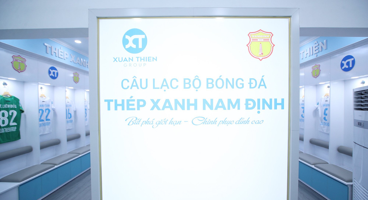 Trước khi bước vào phòng thay đồ là màn hình led với tên và logo của nhà tài trợ cũng như CLB Thép xanh Nam Định.