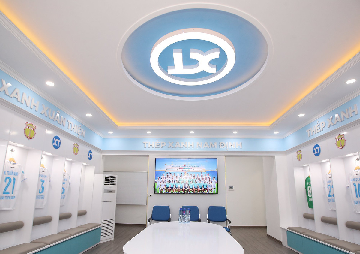 Phòng thay đồ mới của những cầu thủ thuộc biên chế CLB Thép xanh Nam Định có tông màu trắng chủ đạo kèm màu xanh biển.