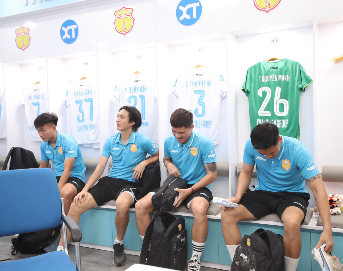 Hình ảnh Tuấn Anh, Nguyên Mạnh và Thanh Hào trong phòng thay đồ mới của CLB Thép xanh Nam Định.