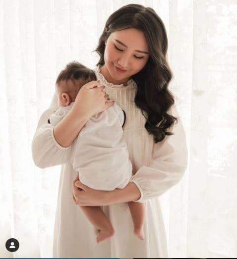 Làm dâu nhà hào môn, tiểu thư Primmy Trương sống khá kín tiếng. Cô rất hạn chế chia sẻ thông tin về đời tư lên mạng xã hội. Vướng tin đồn bầu bí nhưng bà xã Phan Thành một mực không lên tiếng.