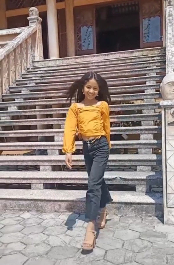 Trước những ủng hộ của cộng đồng mạng thời gian qua, người thân "hot girl nhí" gửi lời cảm ơn: "Khánh Huyền về với bản làng. Một lần nữa cháu Khánh Huyền cảm ơn cô chú, anh chị đã luôn yêu quý em và đồng hành. Em trở về công việc học tập và rèn luyện hẹn gặp lại tại Hồ Chí Minh vào tháng 8."