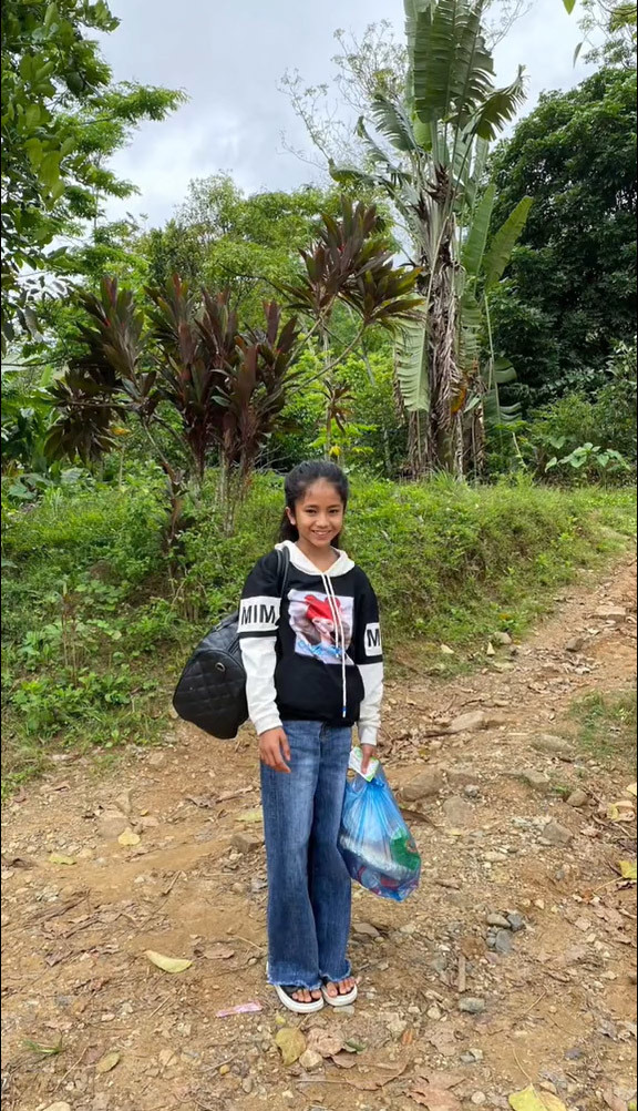 Trong video, vẫn nụ cười tỏa nắng, Khánh Huyền khiến không ít người yêu mến vì năng lượng tích cực từ cô gái nhỏ.