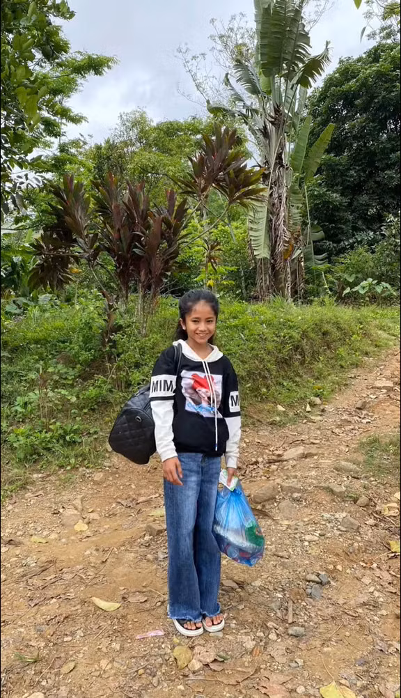 Trong video, vẫn nụ cười tỏa nắng, Khánh Huyền khiến không ít người yêu mến vì năng lượng tích cực từ cô gái nhỏ.