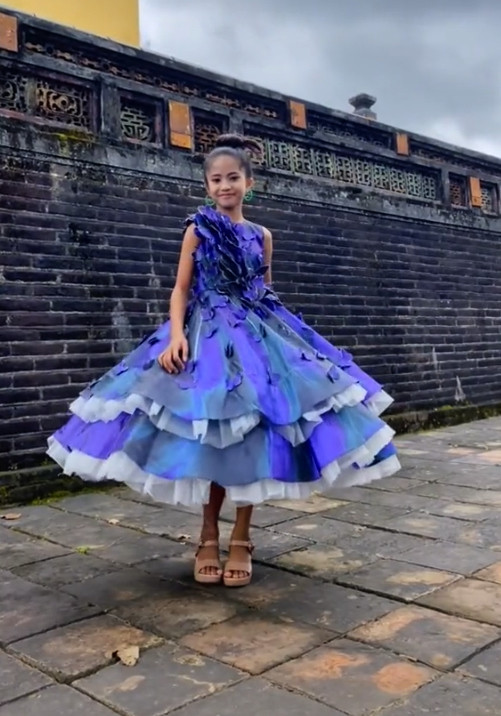 Không riêng trang phục lộng lẫy cùng nhan sắc xinh đẹp, thần thái của người mẫu nhí cũng là điểm sáng của bức hình tạp chí. Trái với hình ảnh ngày thường cực kì trong sáng, Khánh Huyền trong tạp chí trở nên sang chảnh hơn bao giờ hết.